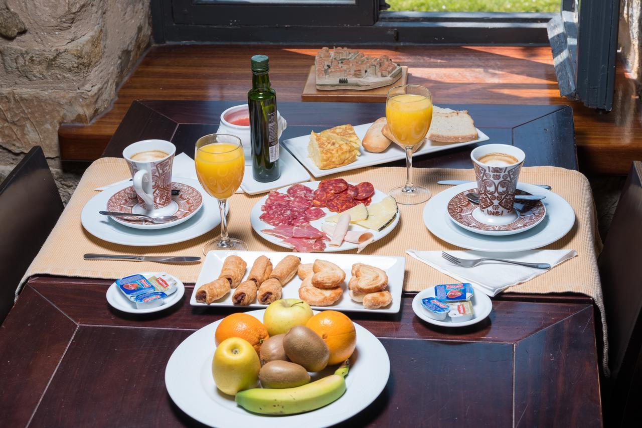 Hotel Posada Santa Maria La Real Агилар-де-Кампоо Экстерьер фото