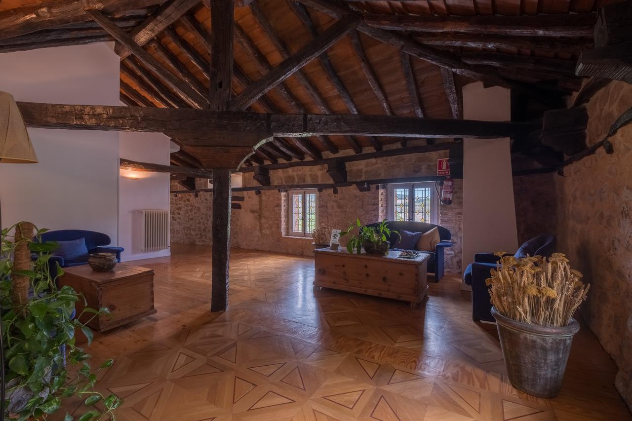 Hotel Posada Santa Maria La Real Агилар-де-Кампоо Экстерьер фото